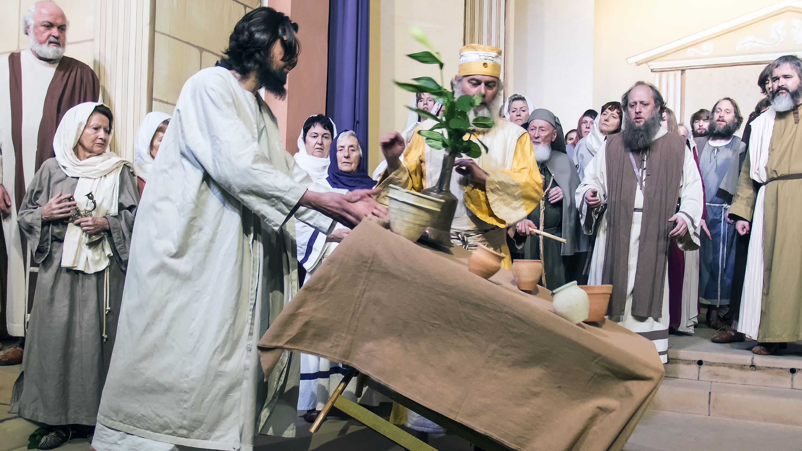 Jesus kippt Händlertische vor dem Tempel um
