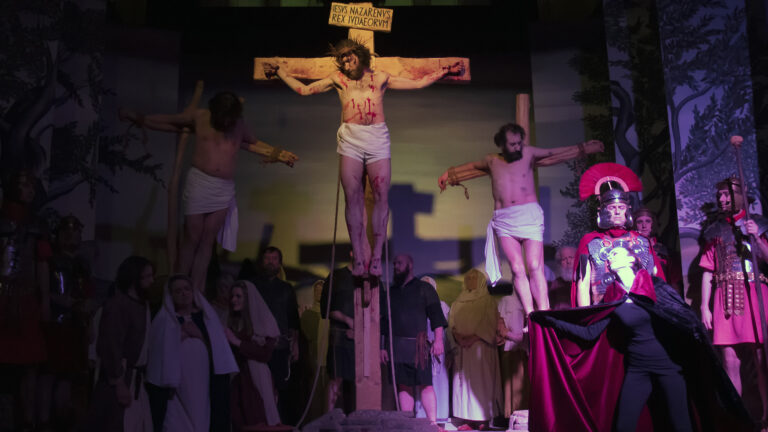Teufel verführt Jesus am Kreuz